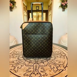 Louis Vuitton  carry on luggage Measurement are 17.5 x 14.5 pristine condition